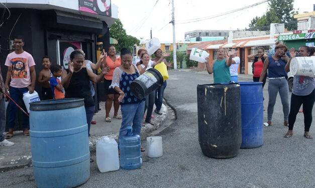Denuncian: herrero de la calle 24, controlaría suministro de agua
