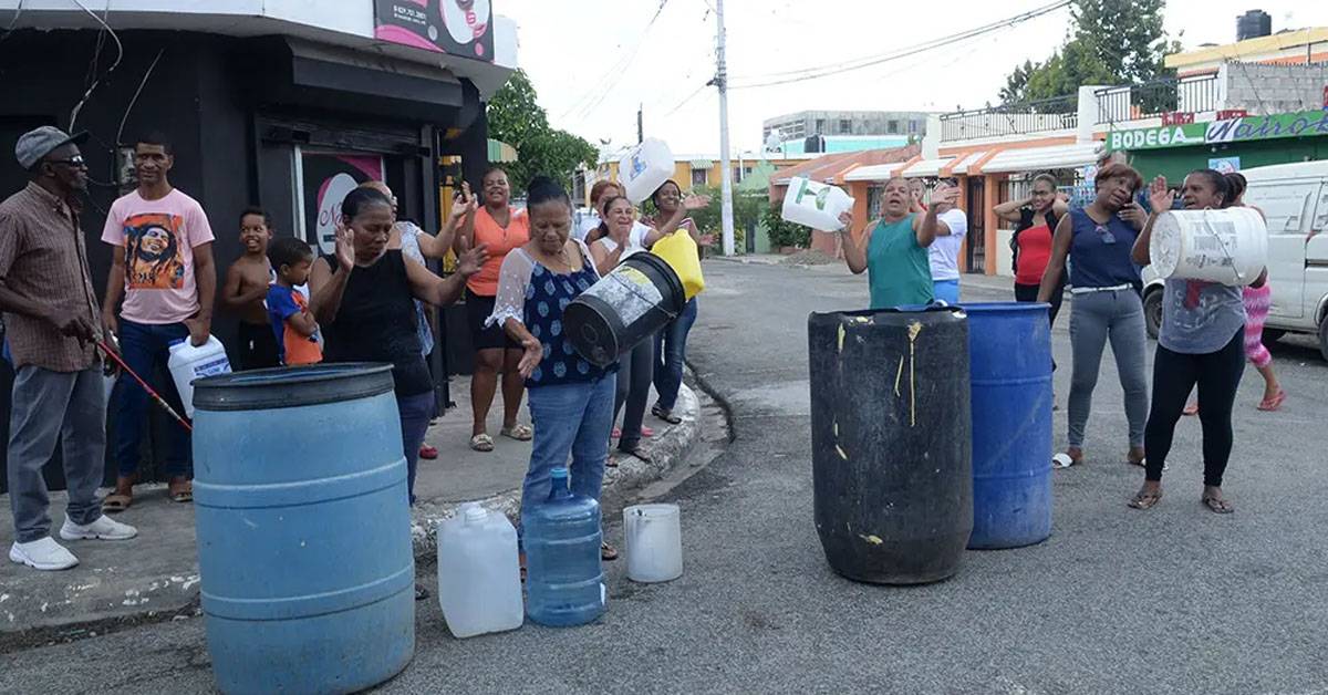 Denuncian: herrero de la calle 24, controlaría suministro de agua