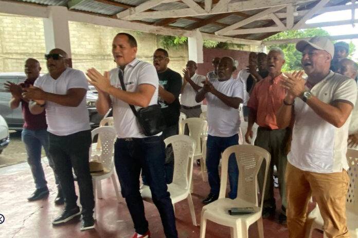 Choferes de Los Alcarrizos denuncian a Junior Santos