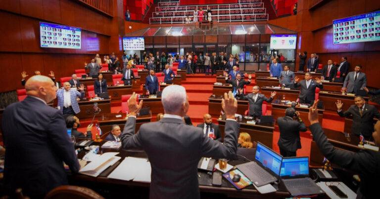 Gobierno se contradice y hunde