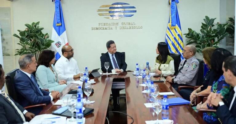 Leonel Fernández recibe a Faride Raful por reforma policial RD