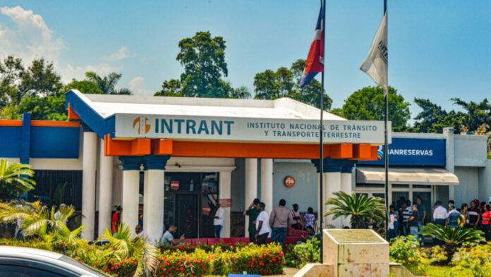irregularidades en licitación del INTRANT