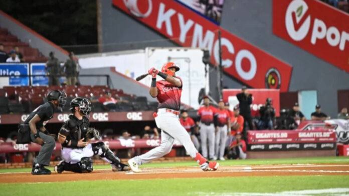 Leones del Escogido arrasan con los Gigantes con marcador 10-2 Leones del Escogido 10-2 Gigantes del Cibao