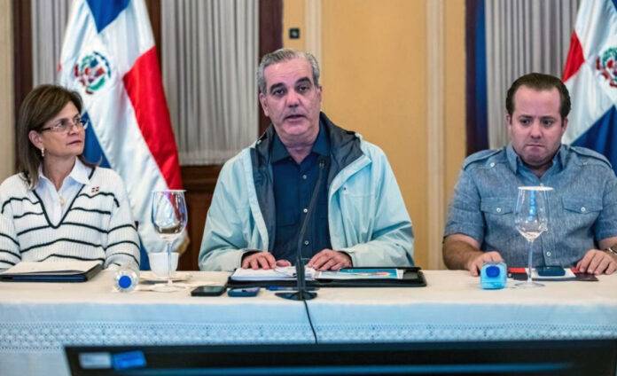 Abinader suspende docencia y labores