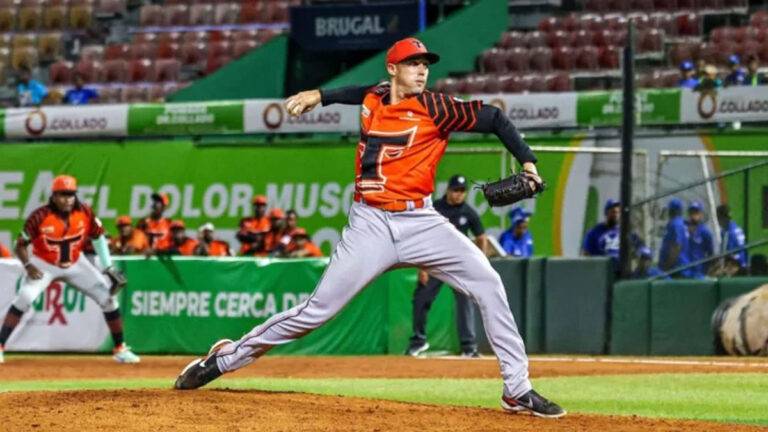 Aaron Sánchez domina al Licey