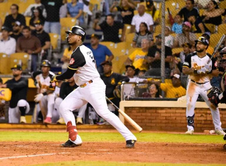 Águilas Cibaeñas dominan serie y siguen firmes líderes
