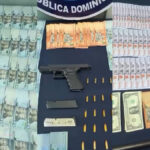 armas y dinero falso
