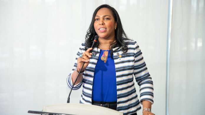 decana Maribel Lorenzo